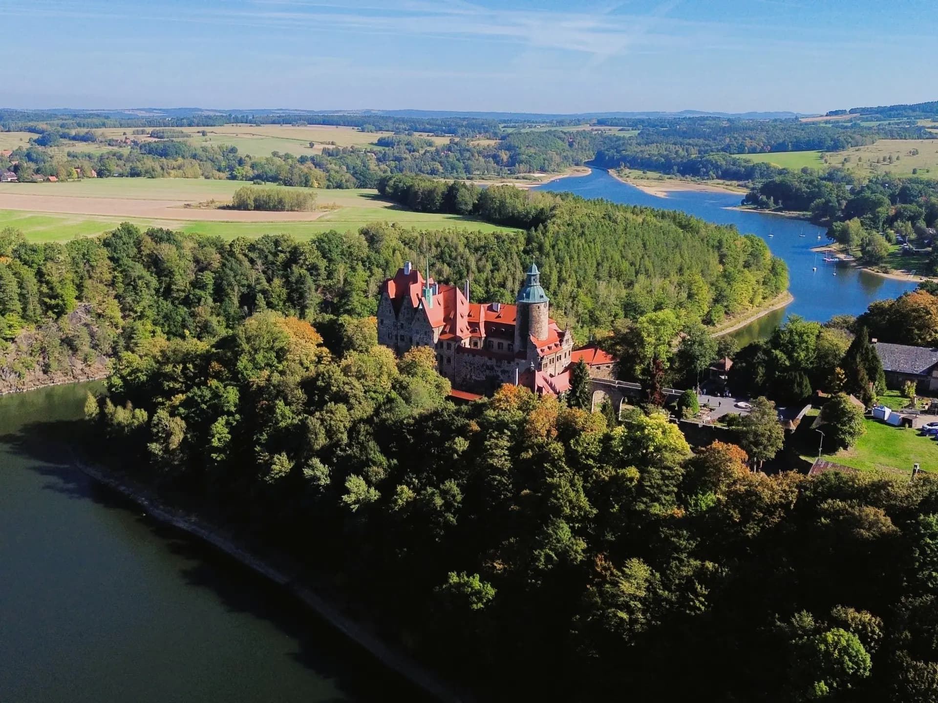 Zamek Czocha nad Jeziorem Leśniańskim, otoczony lasami i owiany legendami o ukrytych przejściach, tajnych komnatach oraz skarbach dawnych mieszkańców.